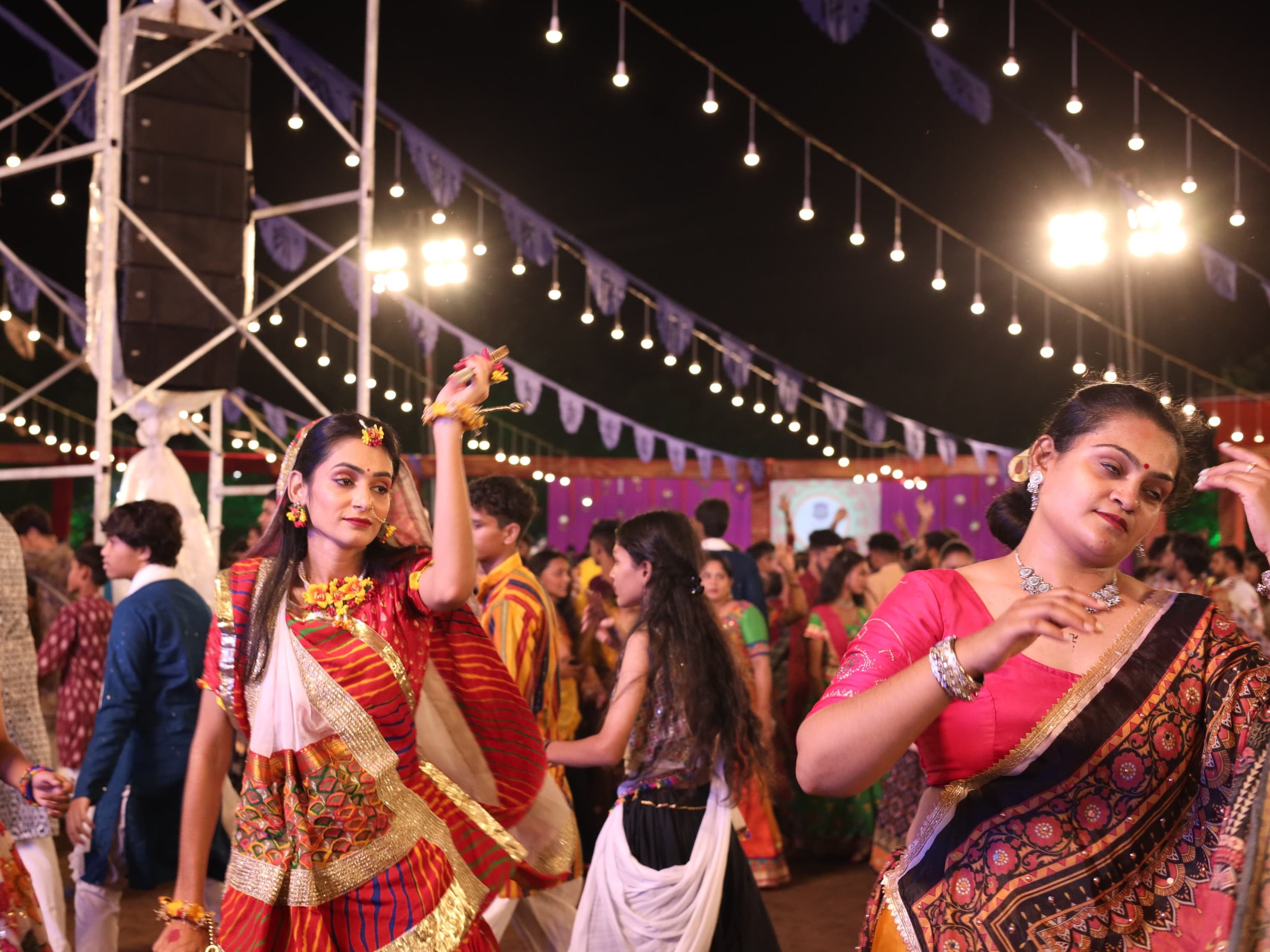 Người dân Gujarat nhảy Garba trong lễ hội Navratri