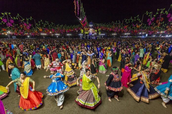 Đám đông nhảy Garba ban đêm tại Gujarat