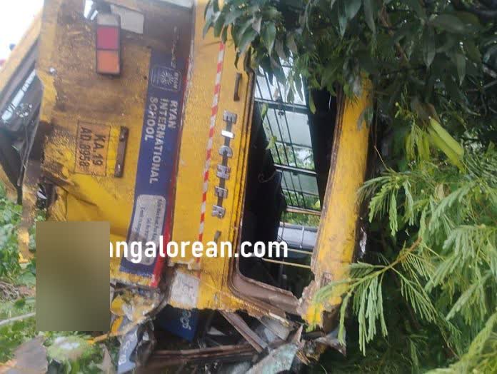 Xe buýt trường học bị hất văng xuống mương bên đường sau vụ tai nạn