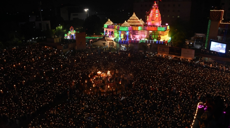 Đám đông tín đồ hành hương trong lễ Navratri tại đền ở Ấn Độ