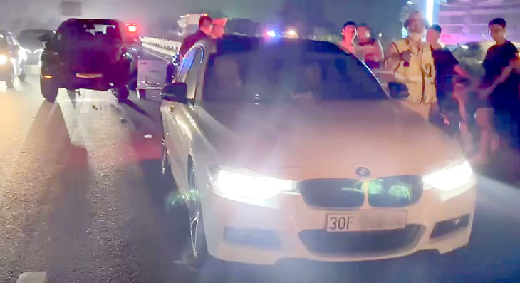 Ô tô BMW trắng tại hiện trường vụ tông liên hoàn trên cao tốc Pháp Vân - Ninh Bình tối 18/10