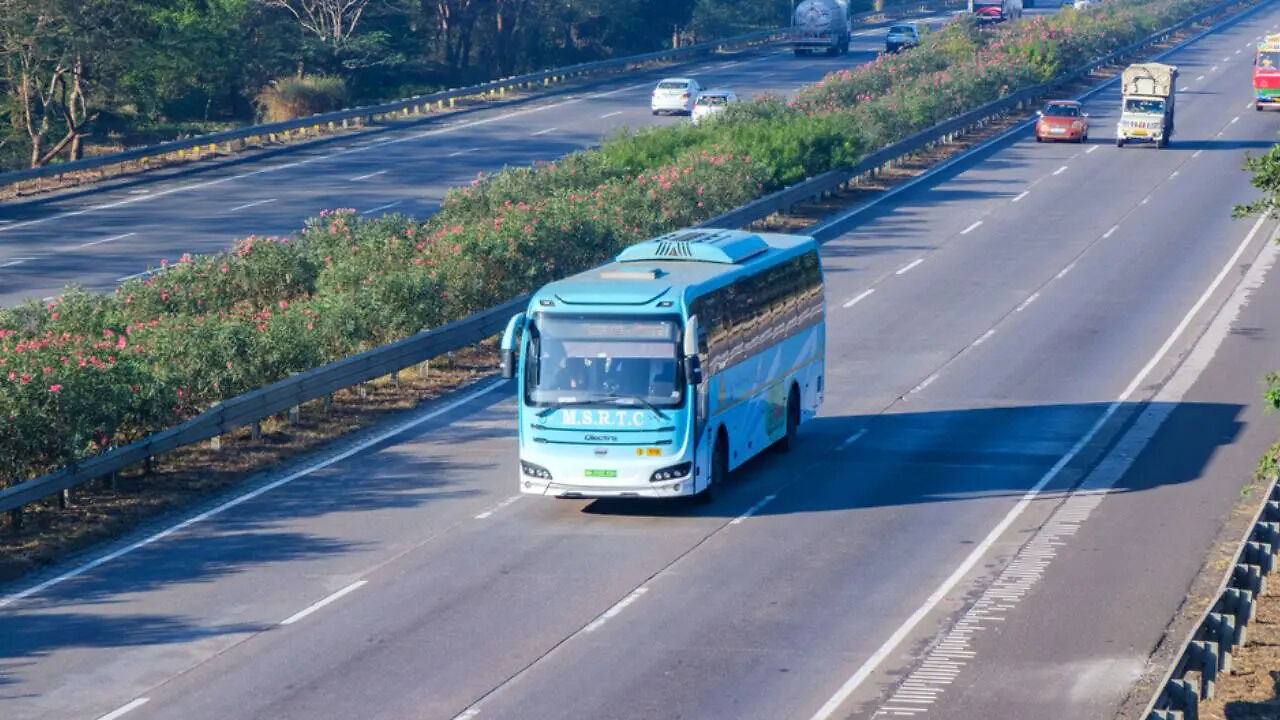 Xe buýt MSRTC trên quốc lộ ở Maharashtra