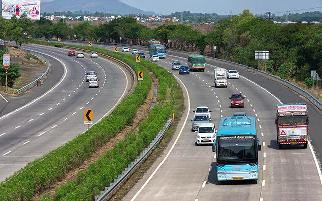 Xe buýt trên cao tốc Mumbai–Pune