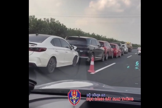 Ùn tắc trên cao tốc sau các vụ tai nạn liên hoàn ngày 18/10