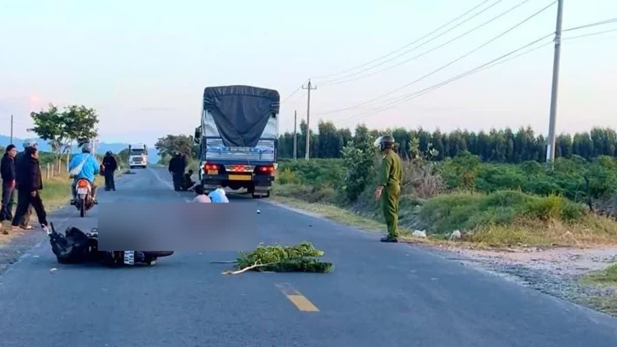 Hiện trường vụ va chạm liên hoàn trên đường Trường Sơn Đông qua xã Pờ Tó, Gia Lai (vùng hình ảnh nạn nhân đã được làm mờ)