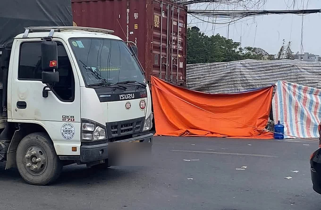 Hiện trường vụ tai nạn được lực lượng chức năng che chắn bạt trên đường tỉnh 419