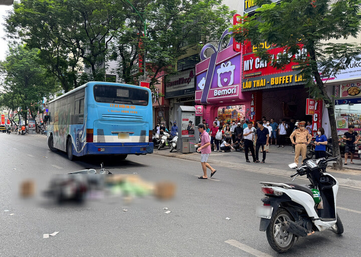 Hiện trường vụ tai nạn trên đường Xuân Thủy, xe buýt tuyến 27 dừng gần vị trí nạn nhân