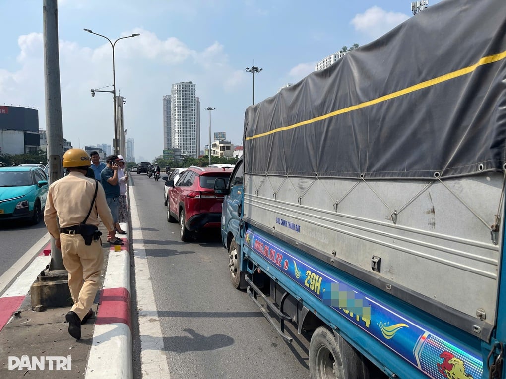 Hiện trường vụ đâm dồn toa trên cầu vượt Ngã Tư Sở, Hà Nội: xe tải, ô tô con màu đỏ và các phương tiện xếp hàng trên cầu