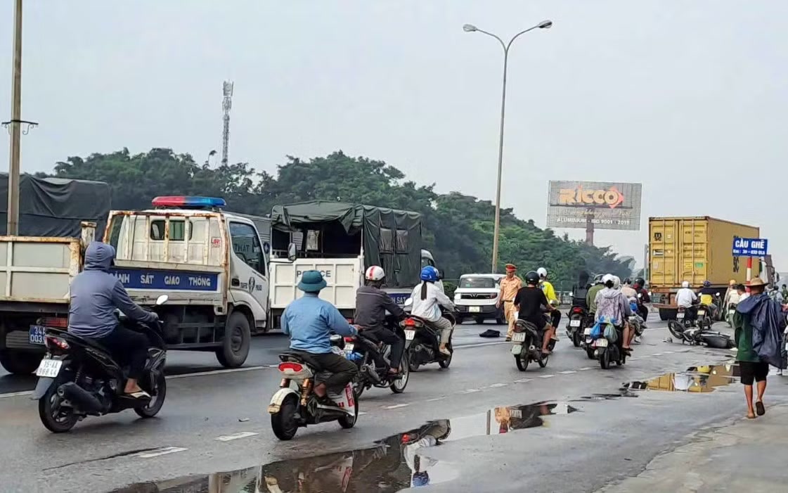 Hiện trường vụ tai nạn khu vực Cầu Ghẽ trên Quốc lộ 5 sáng 26/10