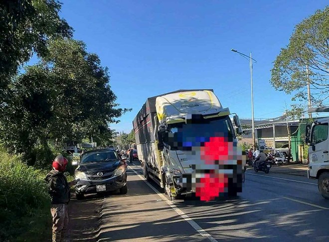 Xe tải bị hư hỏng sau vụ tai nạn trên Quốc lộ 20, Lâm Đồng