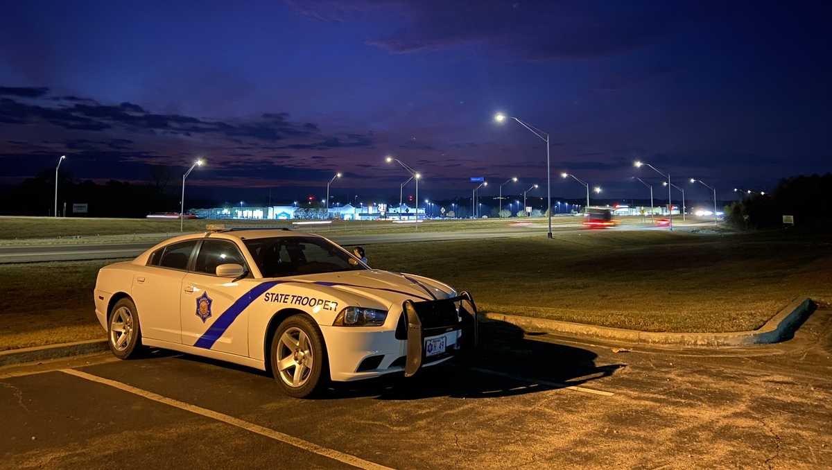 Xe tuần tra của Cảnh sát bang Arkansas ban đêm