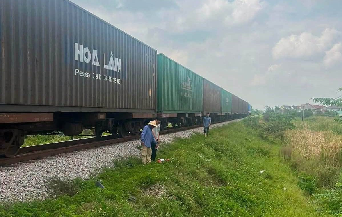 Đoàn tàu hàng dừng lại sau vụ tai nạn tại xã Hưng Nguyên, Nghệ An