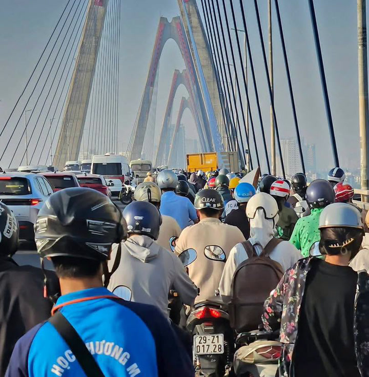 Dòng phương tiện ùn ứ kéo dài trên cầu Nhật Tân sáng 19/10