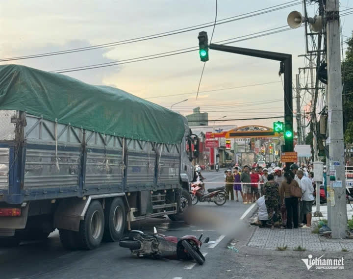 Hiện trường vụ tai nạn giữa xe tải và xe máy tại ngã ba Minh Lương – Tắc Cậu, An Giang
