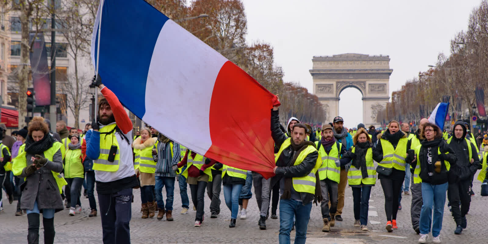Người biểu tình áo vàng tuần hành ở Paris