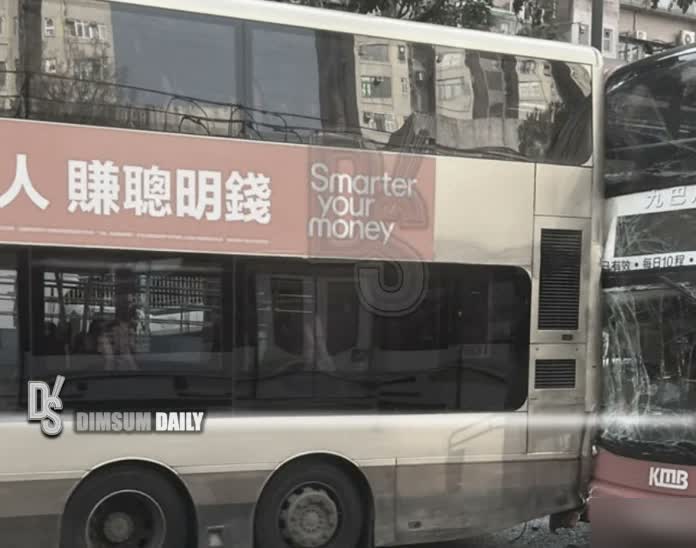 Hai xe buýt 2 tầng của hãng KMB va chạm nhau trên đường Ming Kum, Tuen Mun