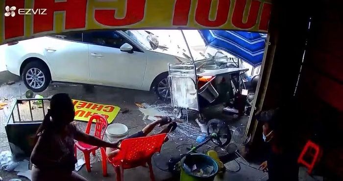 Hiện trường ô tô lao vào nhà dân ở Vĩnh Long (ảnh cắt từ camera)