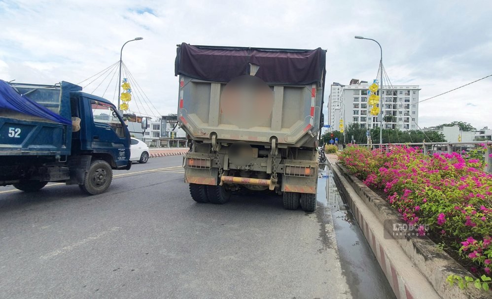 Chiếc xe ben dừng lại trên cầu Quán Trường sau vụ tai nạn