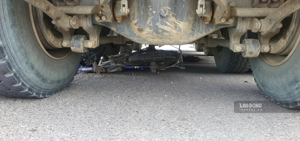 Chiếc xe đạp điện bị xe ben cán qua trên cầu Quán Trường
