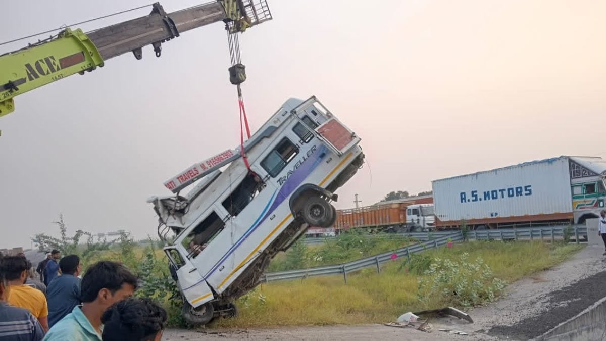 Cần cẩu nâng chiếc xe buýt rơi xuống mương trên cao tốc Delhi-Mumbai, Ấn Độ