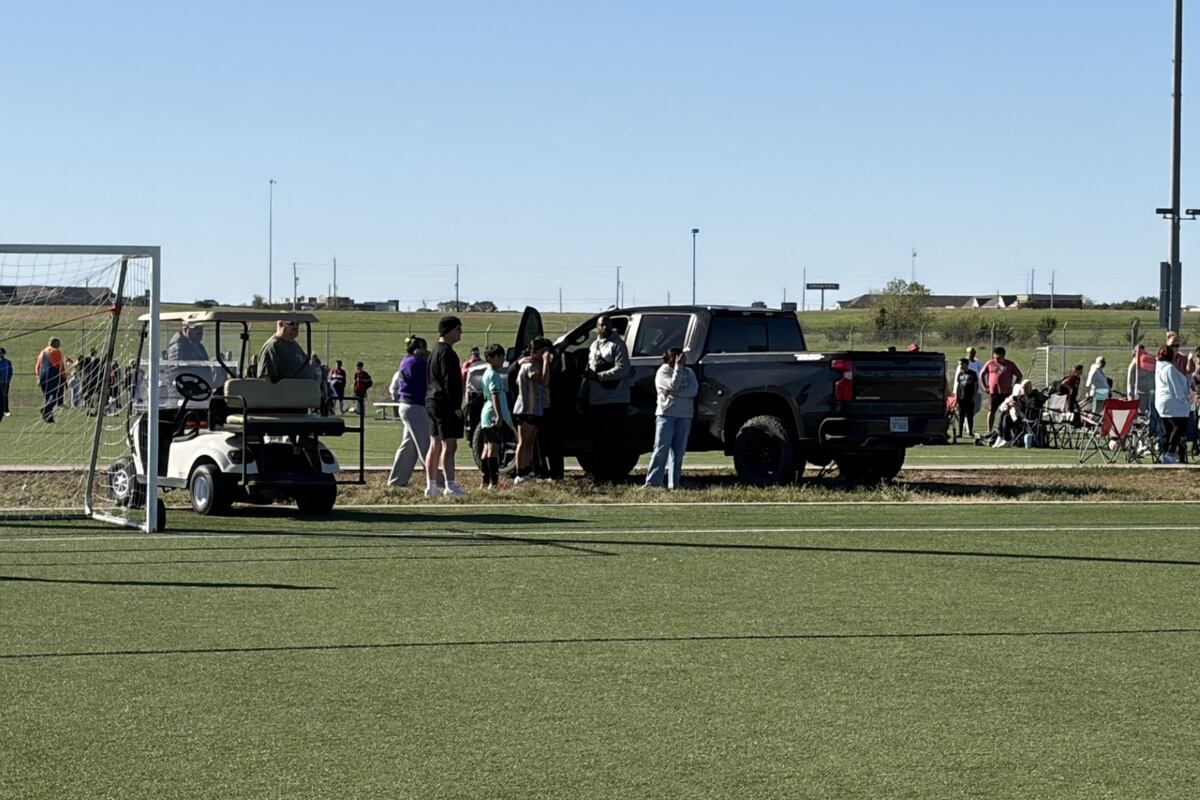 Chiếc xe bán tải lao vào sân bóng đá tại khu phức hợp Stryker, Wichita